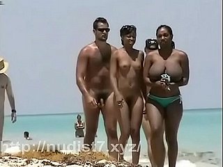 Thẳng thắn Bared nudist thiếu niên mông trên bãi biển công cộng