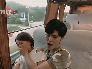 otobüste Kore cinsiyetli