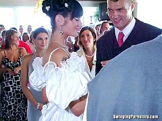 Onzedelijk bruidsmeisjes beurt een bruiloft chips federate all over een orgie
