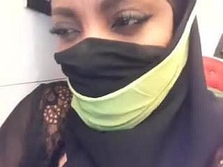 Moslim vrouw met ongelooflijke tieten masturberen