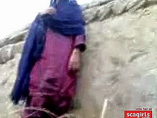벽 세그먼트에 대한 파키스탄 마을 소녀 빌어 먹을 숨기기