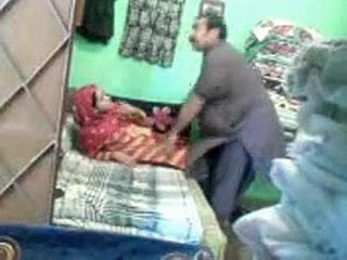 Coppia giovane pakistano in una scopata veloce in negozio