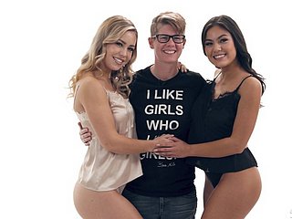 Nerdy vriend heeft uitgenodigd Alina Lopez en haar sexy vriend voor lesbian fun