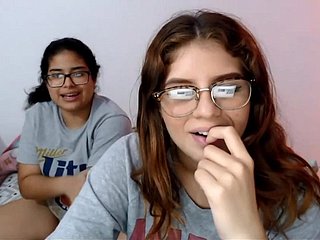 Dos latinas nerd jugando con sus coños en cam