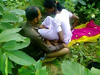 Indian Kalinga Medical College Girl follada en el bosque por las facultades