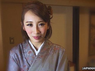 Японский Nympho в кимоно Ая Кисаки готов мастурбировать себя