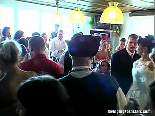 Las putas de la boda son follando en público