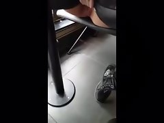 Restauracja dziewczyna sika na podłogę