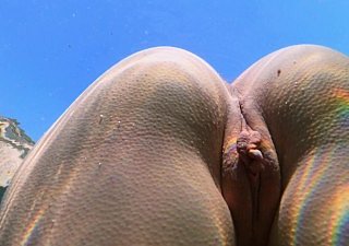 Sottile ragazza nuota nuda back mare e masturbano sneezles sua figa