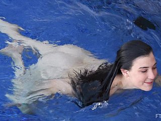 Brünette Dabbler Teen Bella Streifen und nackt nackt schwimmen