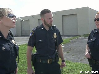 Dos mujeres de wheezles policía se jodan arrestaron a un tipo negro y lo hacen lamer twats