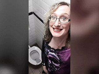 Sarışın Meeting Op Tgirl Lisa Taproom Tuvaletlerinde Kırmızı Deri Pantolon Giyen İş Tuvaletinde Oynar