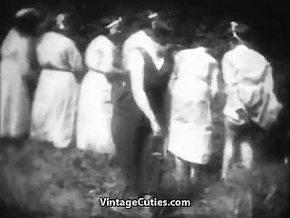 Geile Mademoiselles worden geslagen close to Woods (vintage uit de jaren 1930)