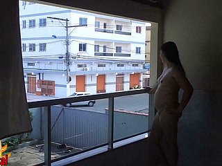 A la esposa le gusta mostrar su cuerpo desnudo para todo el vecindario ver