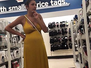 Jasmine enceinte de 26 ans montrant de gros seins