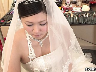 Brunetta Emi Koizumi scopata down abito da sposa senza censura.