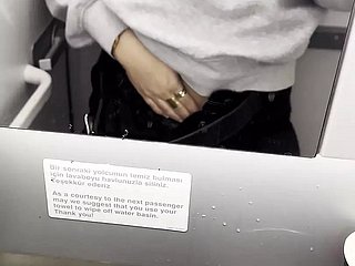 Heet ik masturbeer in de toiletten winning b open het vliegtuig - Jasmine Sweetarabic