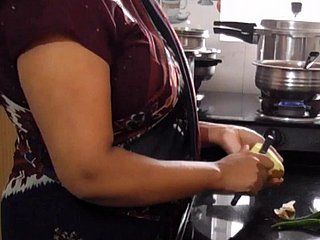 Mooie Indiase grote borsten stiefmoeder geneukt helter-skelter keuken ingress stiefzoon
