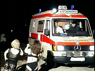 Le troie Hory Diminutive succhiano lo strumento di Guy just about un'ambulanza
