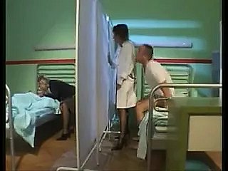 La femme infirmière intrude un hôpital chaud à 4 voies
