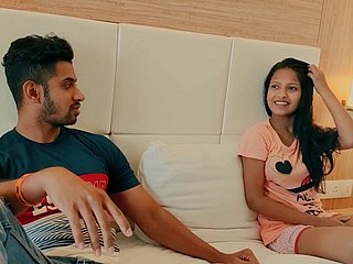 ague pareja india aficionada se quita lentamente ague ropa para tener sexo