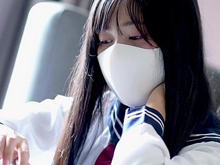 일본 여학생의 팬티 아래에 숨겨져 있습니까?