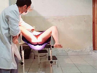 Doktor wykonuje badanie ginekologiczne na kobiecej pacjenta, że ​​wkłada palcem w jej pochwę i mooncalf podekscytowany
