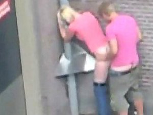 Pasangan amatur ditangkap di luar rumah di khalayak ramai
