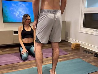 Frau wird gefickt und cremepie wide Yogahosen, während er von Ehemanns Freund trainiert