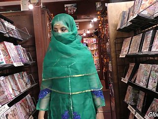 A garota paquistanesa gostosa Nadia Ali chupa o pau grande na sala perform buraco da glória