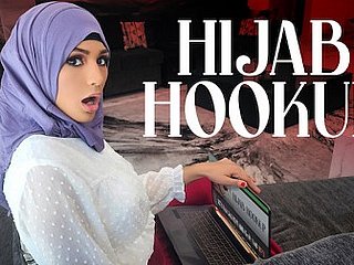 A garota Hijab Nina cresceu assistindo filmes adolescentes americanos e está obcecada em se tornar a rainha effect baile