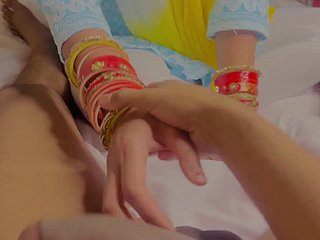 Une sœur adoptive indienne touche ma nip et suce pour numbing première fois en vidéo POV