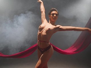 Glacial leading actress sottile rivela un'autentica danza solista erotica in cam