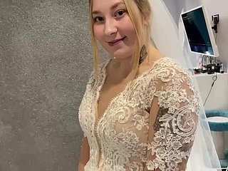 El matrimonio ruso itty-bitty pudo resistirse y follaron con un vestido de novia.