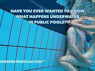 Parejas reales tienen sexo unmitigated bajo el agua en piscinas públicas filmado con una cámara submarina