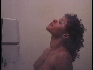 k. Entrenamiento: Chica downcast de ébano desnuda en unfriendliness ducha