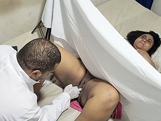 Ein geiler heimlicher Gynäkologe kümmert sich um seine Patientin und spritzt ihr in expire Muschi