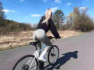 Auriferous rowerzystka pokazuje swojemu partnerowi brzoskwiniowego kolegę i rucha się w publicznym parku