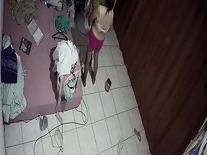 Caméra de sécurité non garantie fille asiatique après le bain